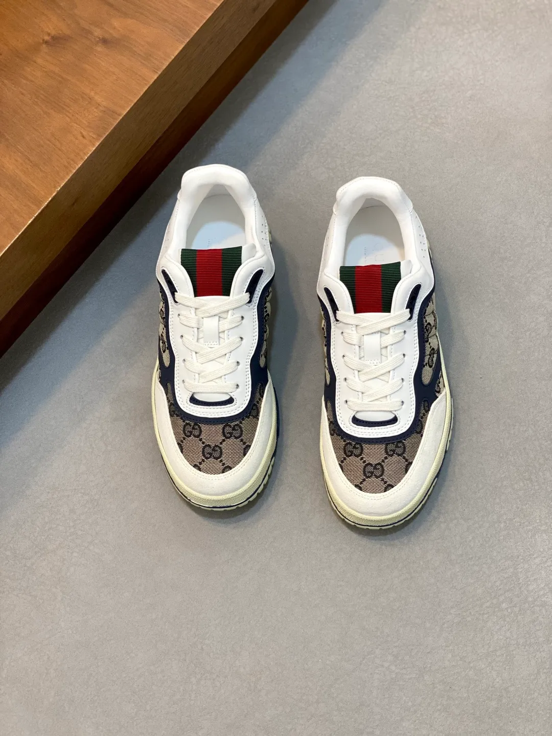 Men's Shoes 💰660 𝐆𝐮𝐜𝐜𝐢 𝐑𝐞-𝐖𝐞𝐛 As the first sneaker created by Sabato De Sarno for Gucci, the Re-Web series reinterprets the brand's classic stripes and sets off the modern silhouette design with bold and unique details. These shoes are crafted from white leather. This new sneaker is ingeniously decorated with many of the brand's classic details, and is equipped with a bright red and green webbing tongue, which will make people fall in love at first sight. White leather treated with a special process for softness and luster, with an embossed grainy texture. Script Gucci logo and interlocking G web label with Interlocking G and script Gucci logo. Rubber outsole with interlocking G detail eyelets. Web tongue. Size: 39-44 (customized for sizes 38 and 45)